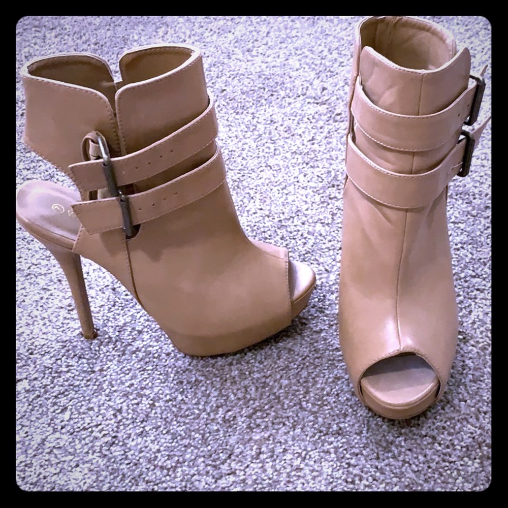 Tan Heeled Boots with Double Buckle
